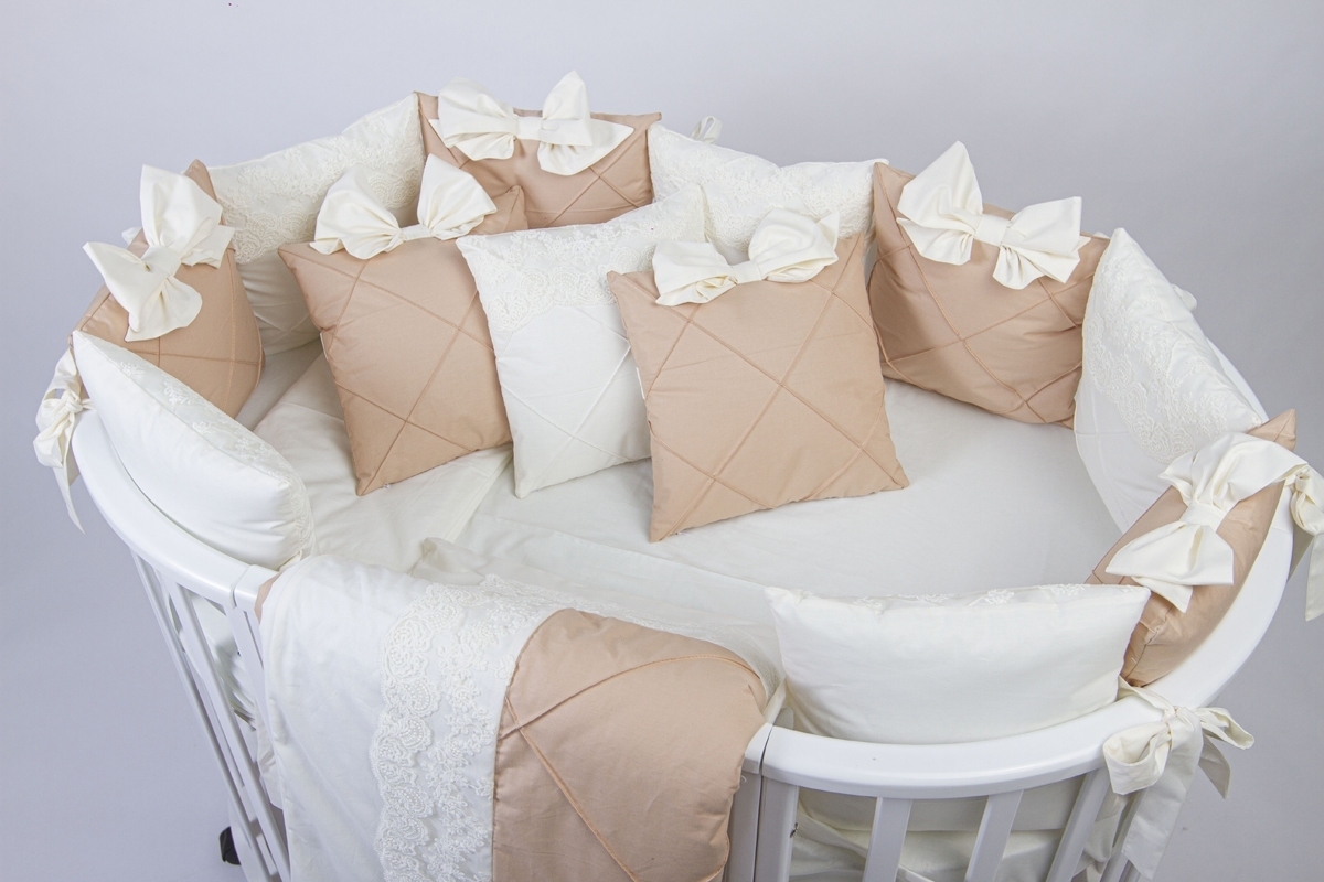 Комплект в кроватку подушками с кружевом 